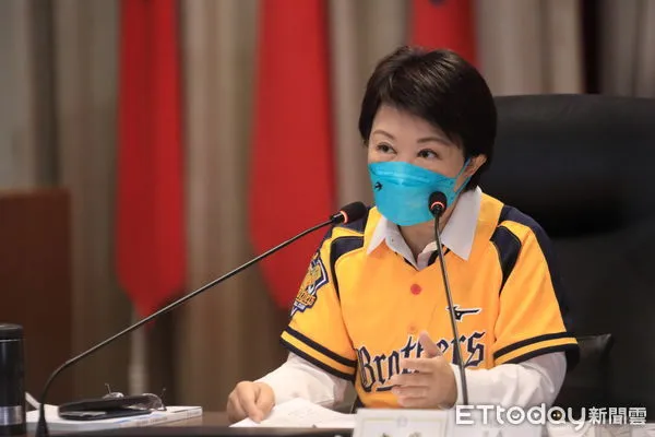 ▲▼台中市政府的教育經費,佔總預算4成1,六都最高,盧秀燕表示,投資孩子不能省,教育局長楊振昇(下)進行報告。(圖/台中市政府提供,下同)