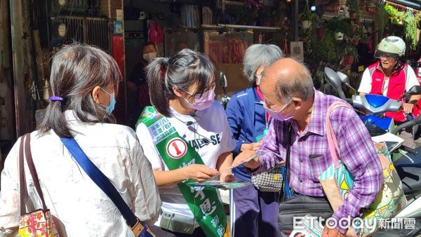 ▲鄭宇恩重返戰場加倍勤跑 盼支持者集中選票。（圖／記者戴上容翻攝）