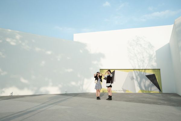 ▲▼高雄新地標「內惟藝術中心」試營運,座落在輕軌龍貓隧道旁,打造有策展、有咖啡香的全新觀賞設計新體驗。(圖/內惟藝術中心)