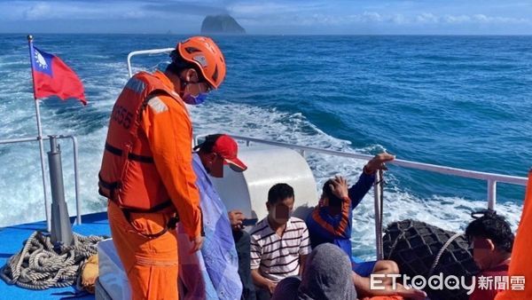 ▲基隆嶼海域漁船擱淺！5船員棄船跳海獲救　驚險救援畫面曝。（圖／記者郭世賢翻攝）