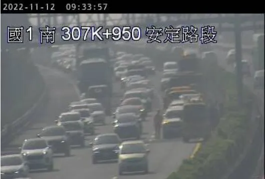 ▲▼ 國1北上安定路段連兩起追撞事故 。(圖/翻攝高速公路1968)