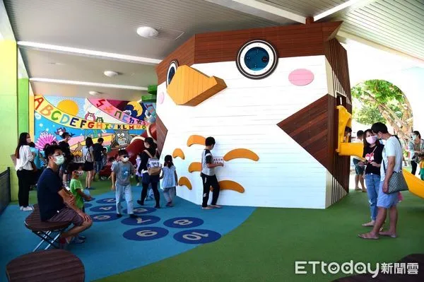 ▲▼貓頭鷹公園是一處不怕日曬雨淋的半戶外遊憩空間,有貓頭鷹造型的溜滑梯、小吊橋,草皮小山丘和戶外鞦韆。(圖/花蓮市公所提供,下同)