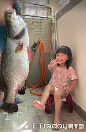 ▲台南釣到「27kg巨型鱸魚」比女兒高　她秀出手中勝利品：1魚100吃。（圖／網友阿慈慈提供，請勿隨意翻拍，以免侵權。）