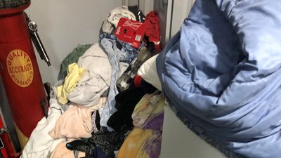 共用洗衣機旁「髒衣服堆成垃圾山」　她揭擺放天數嘆：不是第一次