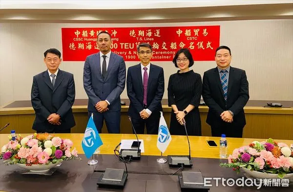 ▲左起德翔海運工務部副協理王聯芳、副總陳劭翔、資深副總黃仁傑、法務部協理許智婷、船務部副協理李康麟在交船視訊典禮上。(圖/德翔提供)