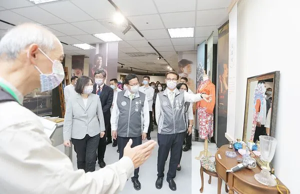 ▲蔡英文總統今(17)日下午視察台灣客家茶文化館,市長鄭文燦、市長候選人鄭運鵬等人陪同。(圖/鄭運鵬競辦提供)