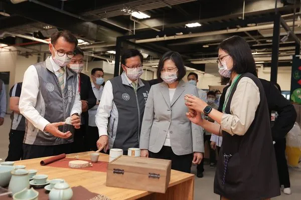 ▲▼ 陪同蔡總統視察前瞻龍潭兩建設 鄭運鵬:桃園要做客家第一庄 。(圖/鄭運鵬競選辦公室提供)