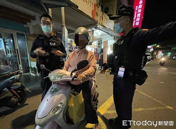 ▲警方在市區道路發現迷途亂亂騎的黃姓老翁。(圖/大園警分局提供)