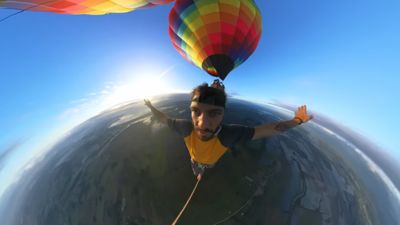 巴西男挑戰「在2顆熱氣球間走細繩」　360度驚險第一視角全紀錄