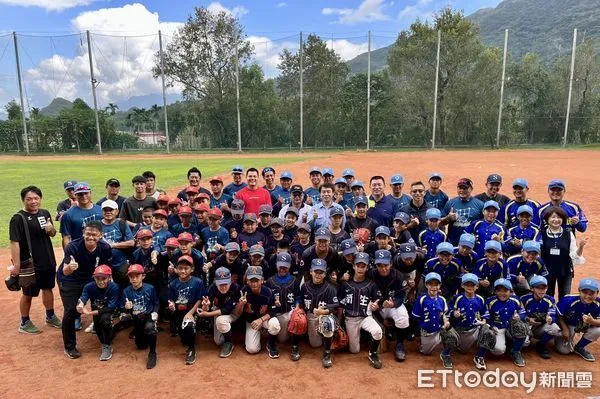 ▲中華電信,捐贈台東4所國小少棒隊球具。(圖/記者楊漢聲翻攝)