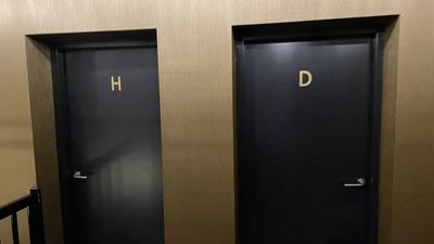 廁所標H和D「哪個是男廁？」　他肉眼分不出來只好硬著頭皮問店員