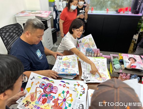 ▲▼全球金獎藝術家洪易下午到邱愛珊競總表達力挺,肯定邱為藝術文化產業的努力。(圖/邱愛珊競總提供,下同)