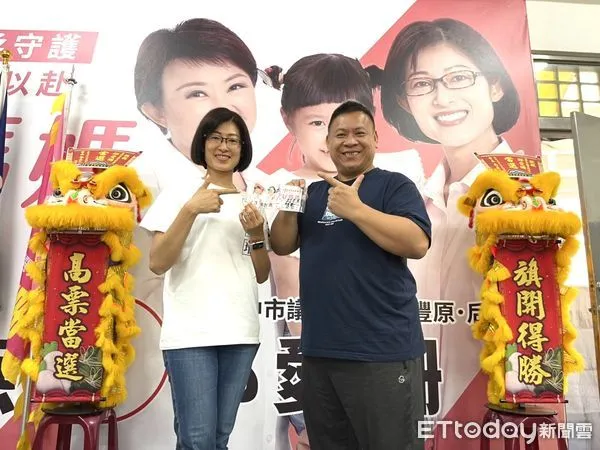 ▲▼全球金獎藝術家洪易下午到邱愛珊競總表達力挺,肯定邱為藝術文化產業的努力。(圖/邱愛珊競總提供,下同)