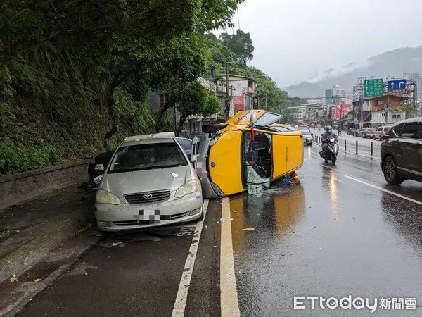 ▲▼小黃司機剛上工就恍神撞2車後側翻 。(圖/記者陳以昇翻攝)