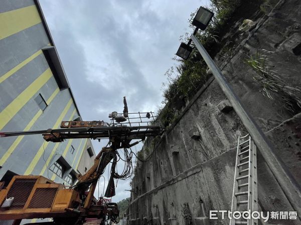 ▲▼一名工人施作擋土橋工程時,從3樓高出摔落,經送醫搶救後仍宣告不治。(圖/記者郭世賢翻攝)
