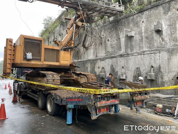 ▲▼一名工人施作擋土橋工程時,從3樓高出摔落,經送醫搶救後仍宣告不治。(圖/記者郭世賢翻攝)