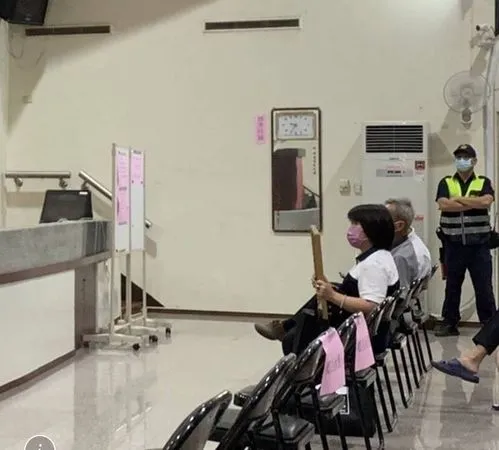 ▲大村公所政見發表會游婦捧亡夫遺照。(圖/民眾及賴志銘競選總部提供)