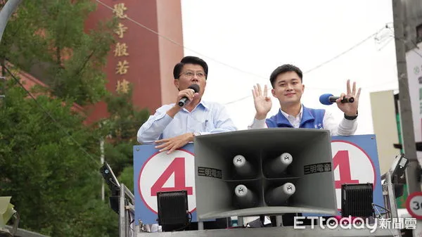 ▲台南市長候選人謝龍介、中西區北區市議員候選人蔡宗豪,22日下午進行戰車掃街。(圖/記者林悅翻攝,下同)