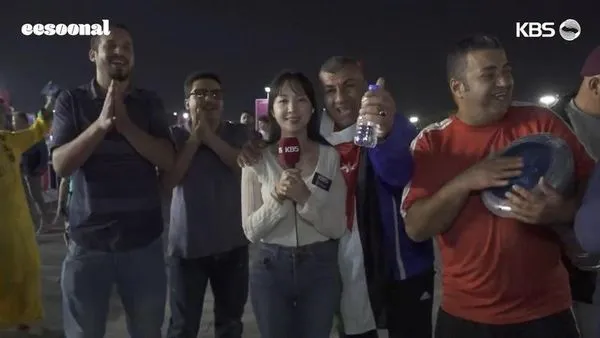 正妹主播報導世足賽,遭4男包圍還遭性騷猛撞!影片曝光。(翻自YT畫面)