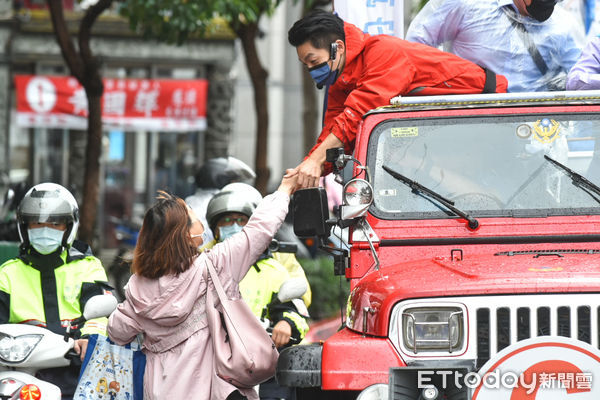 ▲國民黨台北市長候選人蔣萬安中正萬華掃街。（圖／記者林敬旻攝）