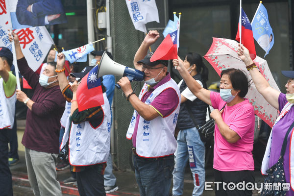 ▲國民黨台北市長候選人蔣萬安中正萬華掃街，支持者夾道歡迎。（圖／記者林敬旻攝）