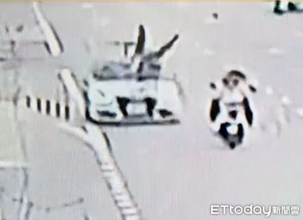 ▲斗南奧迪追撞單車及機車，畫面曝光。（圖／記者蔡佩旻翻攝）
