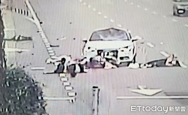 ▲斗南奧迪追撞單車及機車，畫面曝光。（圖／記者蔡佩旻翻攝）