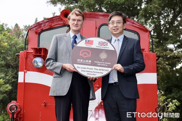 ▲英方代表Michael Reilly（左）與林務局長林華慶（右）於「DL-34柴油機關車」前合影。（圖／林務局提供）