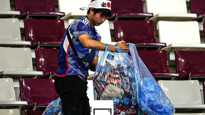 世界盃日本球迷「自發性撿垃圾」被拍到　網笑翻：每屆照片都一樣
