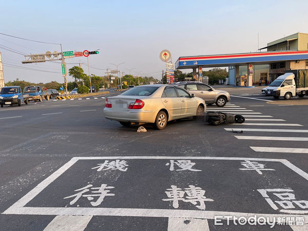 ▲台南市安南區安明路、北汕尾路口，下午發生1起汽機車車禍命案，黃姓男子駕駛轎車與王姓女子所騎機車發生擦撞，王女人「卡」在車底受困，搶救送醫仍傷重不治。（圖／民眾提供，下同）