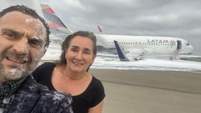 飛機事故後「祕魯夫妻分享自拍照」　微笑慶祝重獲新生掀網2派論戰