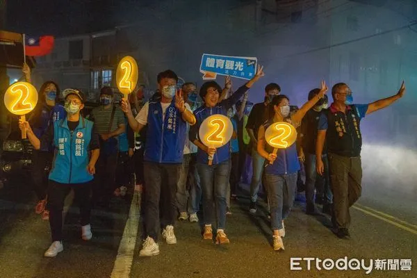 ▲台東縣長候選人饒慶鈴與市長候選人陳銘風及議員候選人吳秀華,徒步拜票。(圖/記者楊漢聲翻攝)