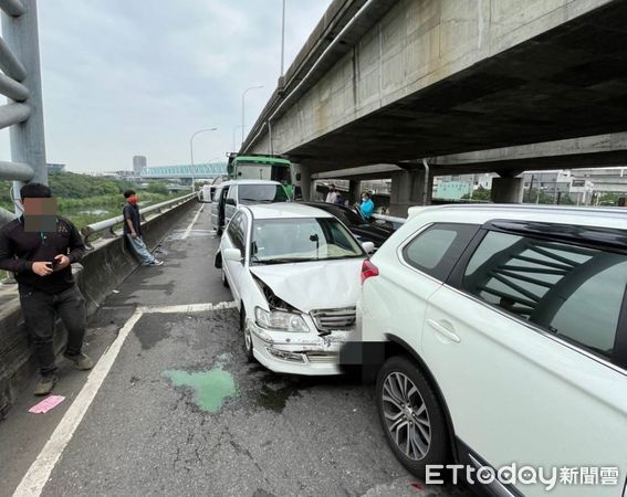 ▲▼一輛砂石車疑因剎車失靈，追撞前方6輛車，造成　3人受傷，交通回堵1小時。（圖／民眾提供，下同）