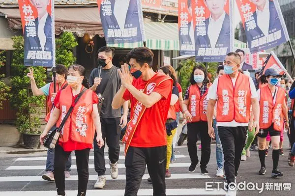 ▲最後衝刺!北漂高顏值里長候選人挑戰20年老里長 前鎮號召百人徒步掃街。(圖/競總提供)