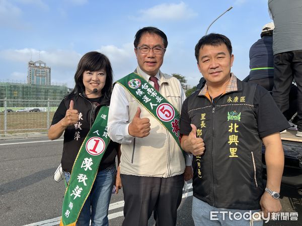 ▲台南市長候選人黃偉哲，25日率車隊與市議員候選人，以母雞帶小雞之姿，沿途向民眾拜票，並向24日車隊遊行時，贈送全糖珍奶的「奶茶妹妹」道謝。（圖／記者林悅翻攝，下同）