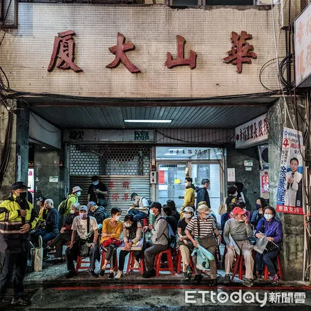 ▲民進黨陳時中「為台北挺身而出」選前之夜,民眾冒雨到場支持。(圖/記者林敬旻攝)