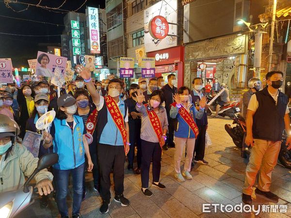 ▲縣長王惠美拚連任鹿港徒步遊行。（圖／記者唐詠絮翻攝）