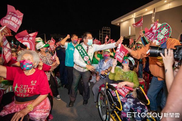 ▲黃偉哲選前之夜，邀請爵士樂、社區團體與青年團體表演，吸引超過上千名民眾聚集，high翻全場。（圖／記者林悅翻攝，下同）