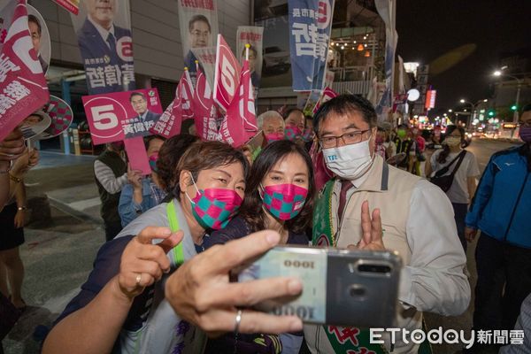 ▲黃偉哲選前之夜，邀請爵士樂、社區團體與青年團體表演，吸引超過上千名民眾聚集，high翻全場。（圖／記者林悅翻攝，下同）