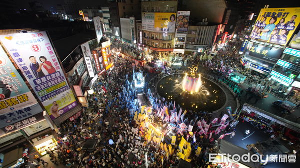 ▲▼嘉義市噴水圓環選前之夜 。（圖／記者翁伊森攝）