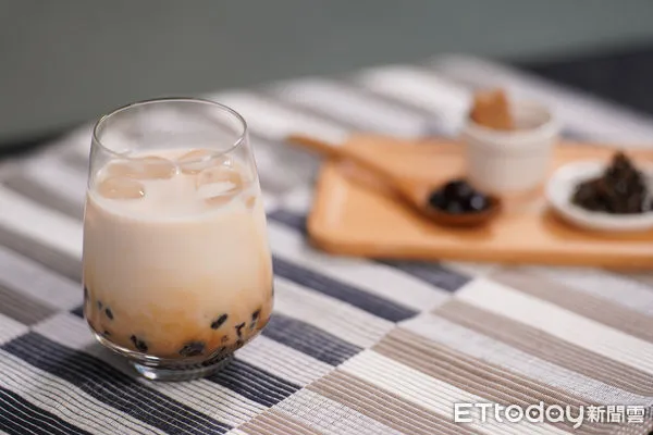 ▲▼配合A350新機上線,星宇航空引進經典手搖飲,高空現調台灣味的「珍珠鮮奶茶」。(圖/星宇航空)