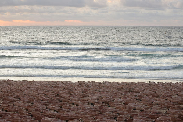 ▲▼攝影師圖尼克號召了2500名模特兒，在澳洲的邦迪海灘拍攝裸體裝置照片，以提高人們對皮膚癌的認識。（圖／路透）