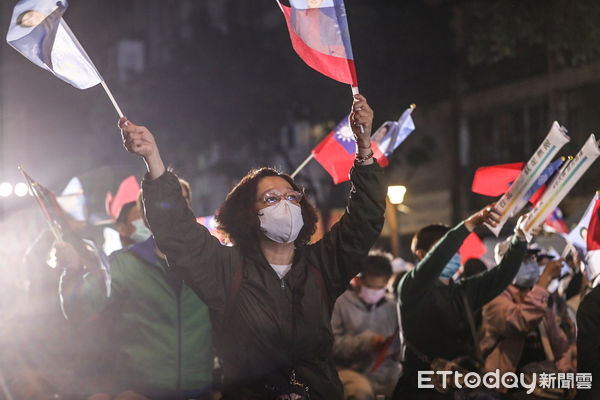 ▲國民黨台北市長候選人蔣萬安得票數穩定領先，支持者聚集競選總部揮旗加油。（圖／記者林敬旻攝）