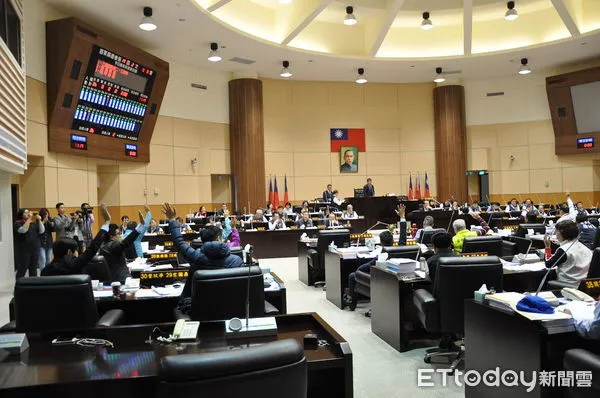 ▲▼苗栗縣議會38席議員有24人連任,現任副議長李文斌有望接任新議長。(圖/記者蔡文淵翻攝)