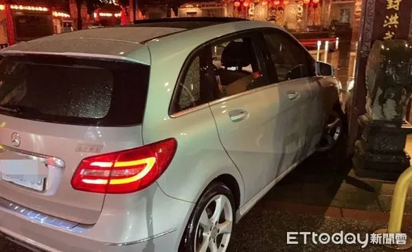 ▲林姓男子深夜駕駛賓士車直撞桃園大廟-景福宮。(圖/桃園警分局提供)