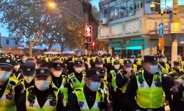 ▲▼上海烏魯木齊路又出現示威　民眾對警方人牆大喊「放人！」（圖／翻攝推特）