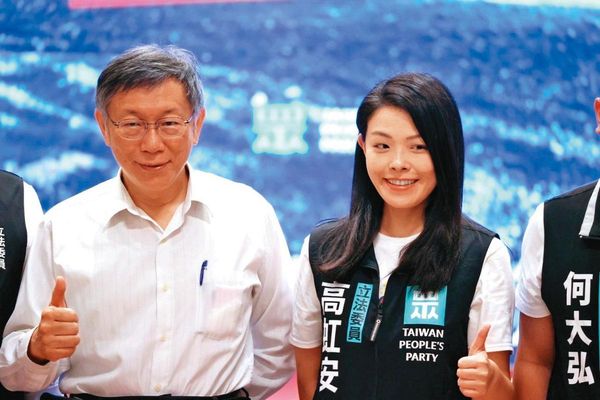 高虹安（右）拿下新竹市長寶座，讓柯文哲（左）更有利於布局總統大選，牽動藍白競合。（民眾黨提供）