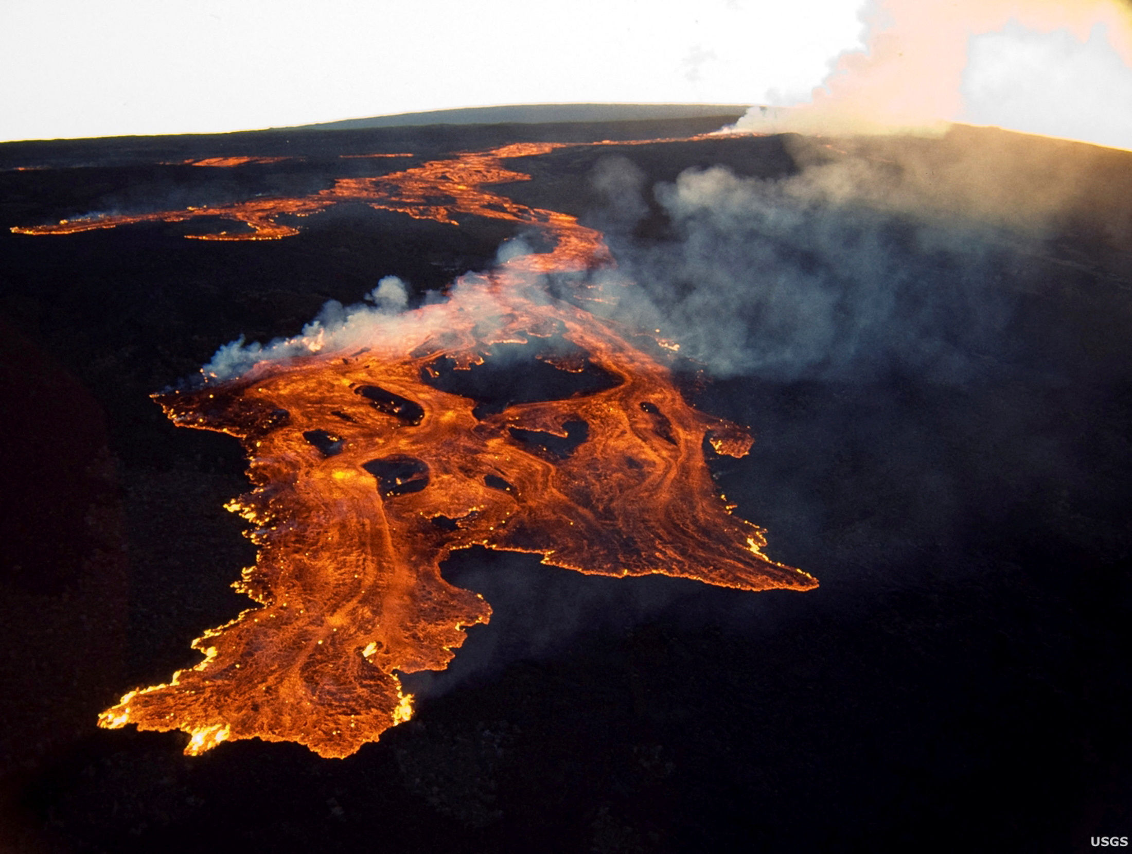 ▲▼全球最大的活火山夏威夷茂納洛亞火山（Mauna Loa），27日晚間噴發。（圖／路透）