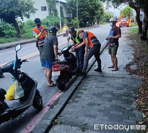 ▲▼花蓮警方於新法上路前，針對騎乘微型電動二輪車之民眾加強宣導修法後之相關法令。（圖／花蓮縣警察局提供，下同）