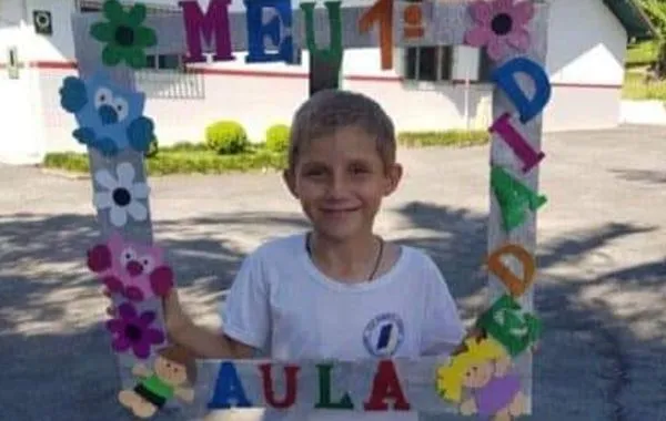 在鋸木機旁玩耍!9歲童意外「跌輸送帶上」 被巨大刀片切割身亡。(圖/翻攝自Facebook)